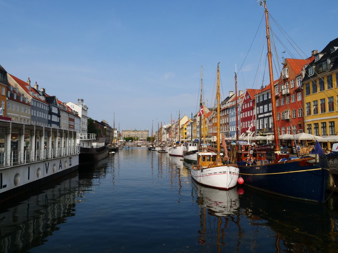 Les quais de Nyhavn sous le soleil danois