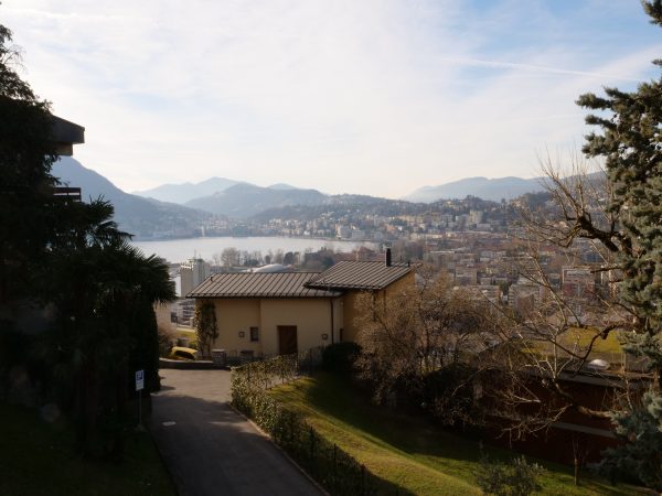 Depuis la ville la vue sur le lac et les montagnes est splendide