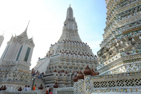 Le temple de l'Aube, d'une blancheur immaculée et ouvert sur le monde