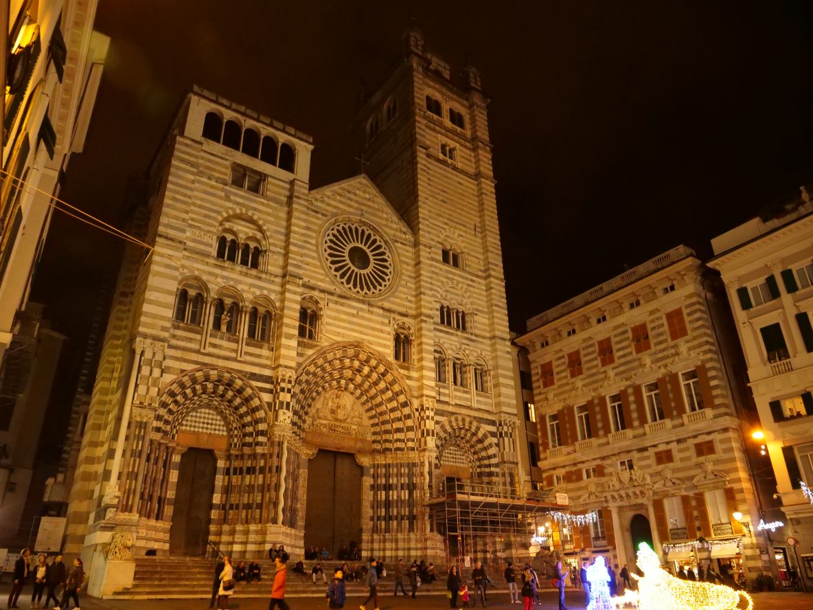 La splendide façade bicolore de la cathédrale de Gênes