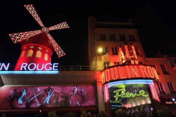 Le Moulin Rouge la nuit à Paris