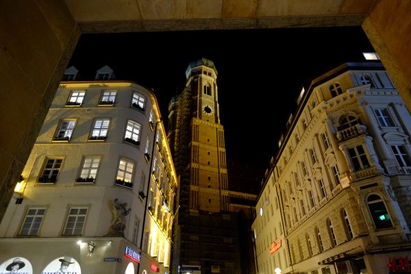 Le dôme d'une des deux tours de la cathédrale de Munich la nuit