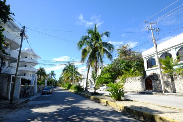 Une jolie rue non loin de la plage de Puerto Morelos