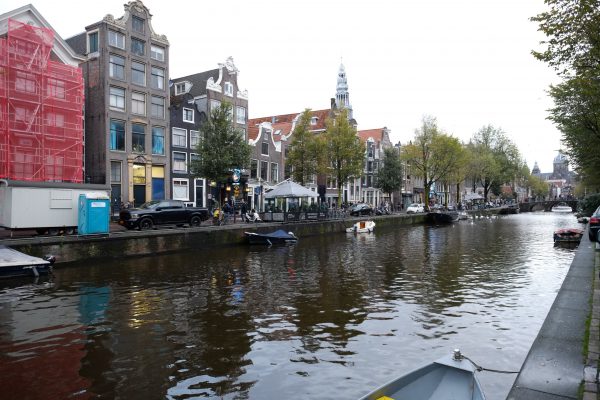 Les petits canaux typique du centre d'Amsterdam