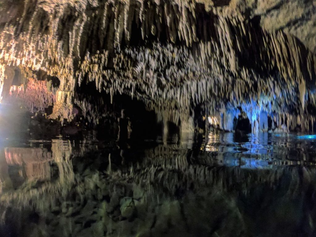 Des innombrables stalactites dans un cenote de la région de Tulum
