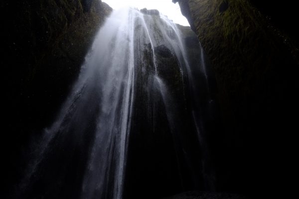 Une cascade mystérieuse en Islande