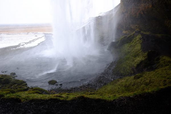 Un passage secret derrière une cascade en Islande