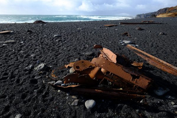 Des restes d'un bateau sur la plage de Djupalonssandur