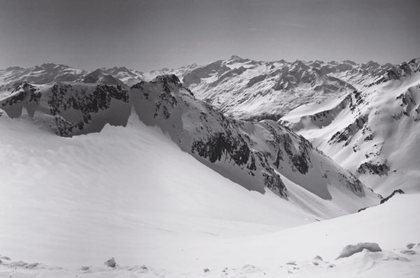 La neige et les montagnes dans le Tyrol autrichien
