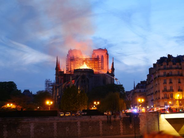 Un brasier à ciel ouvert, Notre Dame est en feu