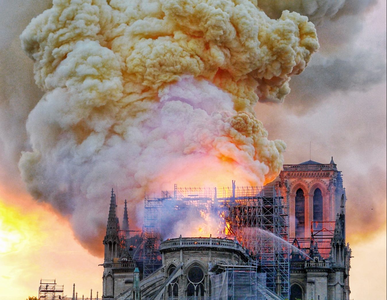 Notre Dame de Paris couvert par une énorme nuage jaune