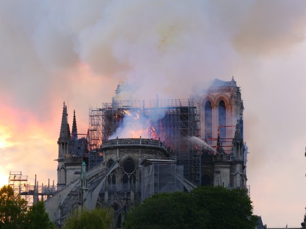 Paris sous la fumée de Notre Dame