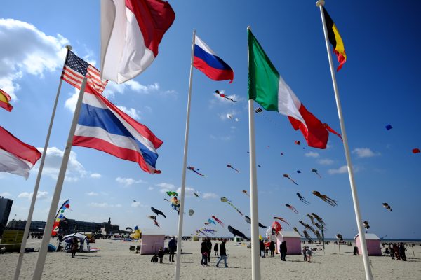 Quelques drapeaux lors des rencontres internationales des cerfs-volants