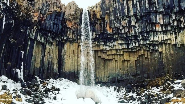 Les blocs de basaltes de la cascade de Svartifoss