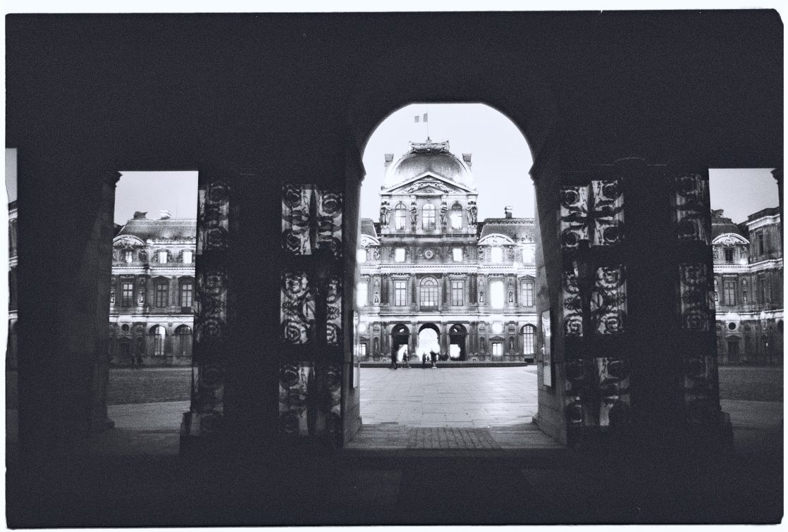Le Louvre en Noir et Blanc