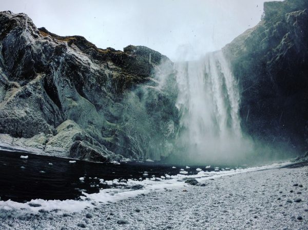 Skogafoss l'hiver dans la tempête