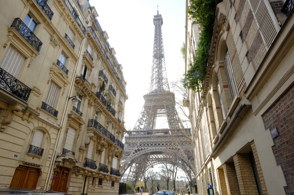 La Tour Eiffel entre deux immeubles