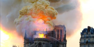 Une boule de feu dans les fumées chargées de plomb, lors de l'incendie de Notre Dame