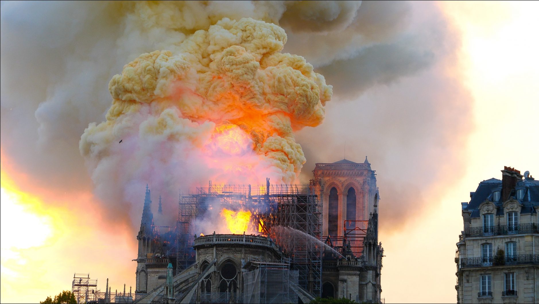 Une boule de feu dans les fumées chargées de plomb, lors de l'incendie de Notre Dame