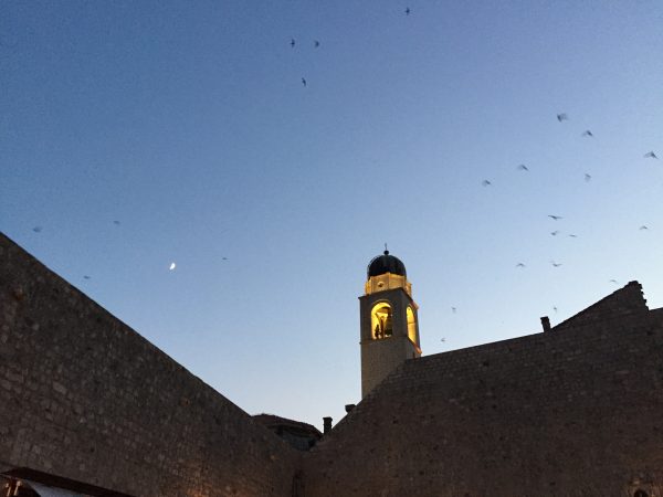 La belle ville de Dubrovnik à la tombée de la nuit