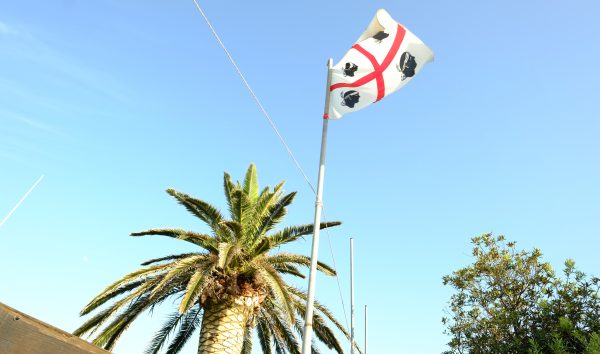 Le drapeau de la Sardaigne flottant sur Canigionne
