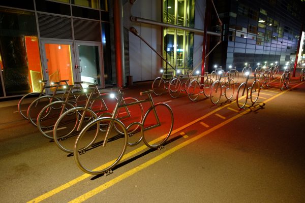 Oslo, la nuit des vélos installés dans une rue