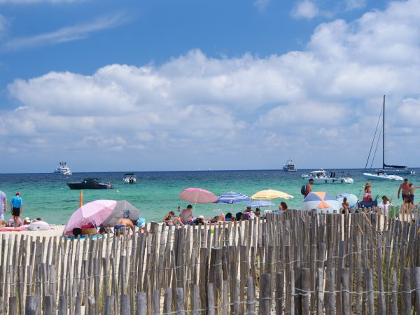 Une partie de la plage de Pampelonne est fort heureusement publique et accessible à tous