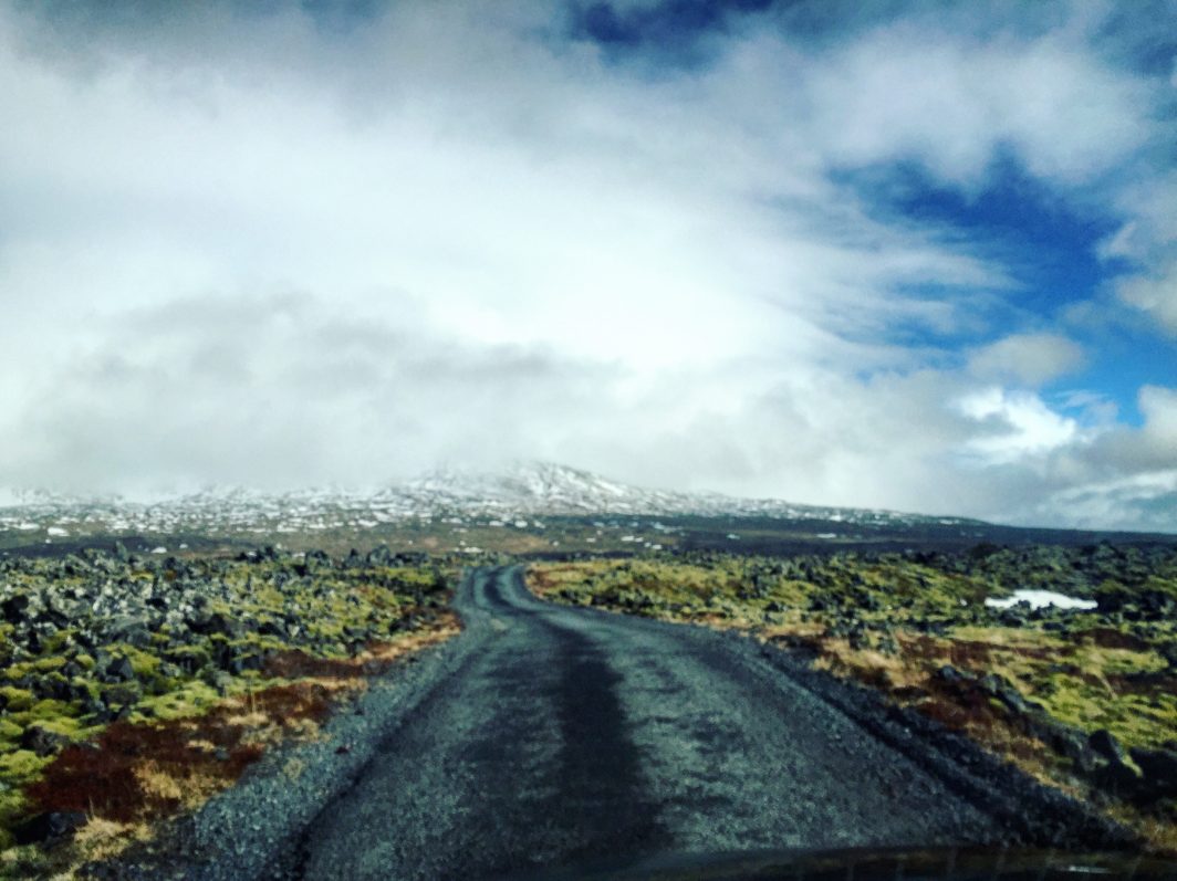 Seul sur une petite route en Islande