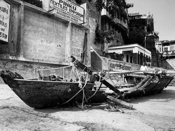 Bénarès et une barque abandonnée