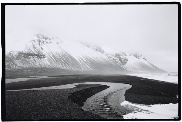 Des plages de sable noir dans l'Est du pays