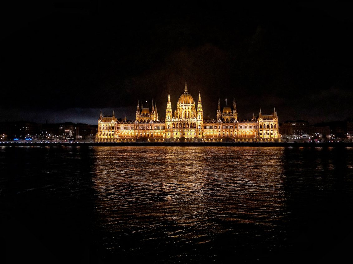 La nuit le Parlement brille de mille feux tel un Palais