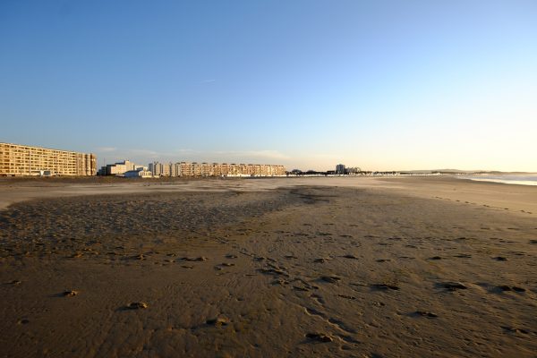 Un coucher de soleil sur la plage de Calais