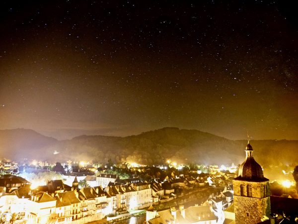 Une commune d'Aveyron sous un ciel étoilé