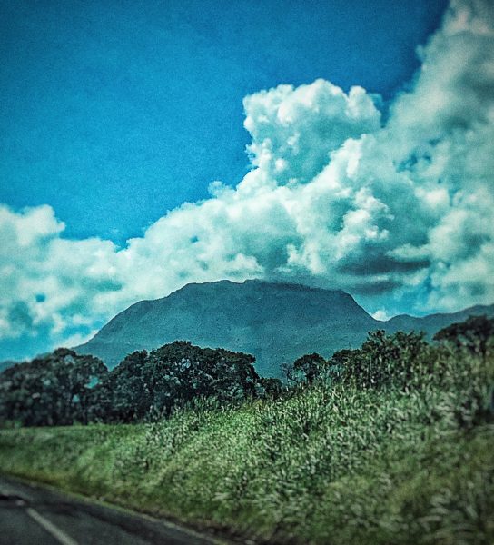Le volcan de Guadeloupe dans les nuages