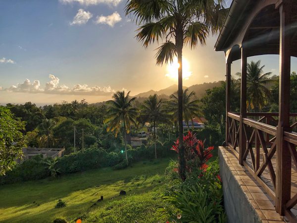 La terrasse ensoleillée d'une des bonnes adresses de Guadeloupe