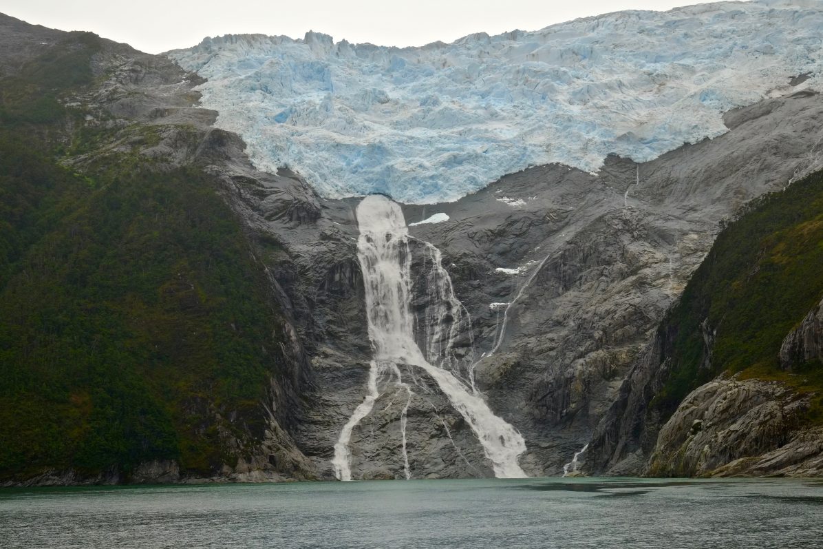Un glacier et une cascade, photo Yann Vernerie