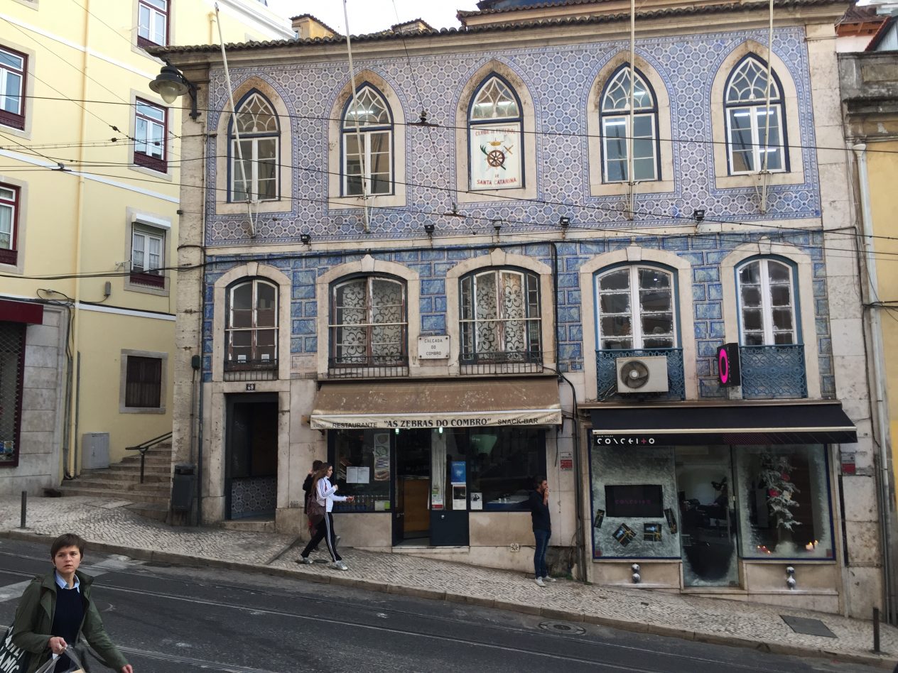 Un joli bâtiment dans les rues de Lisbonne