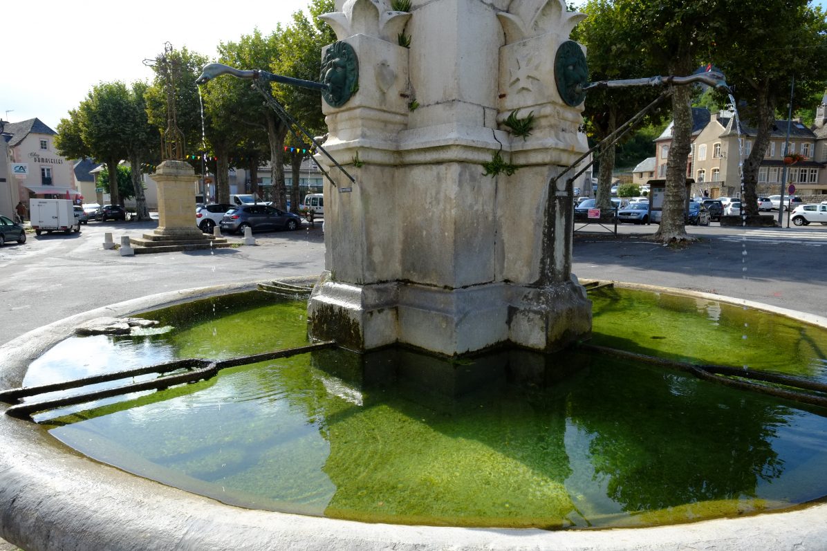 La Canourgue, sa fontaine et sa grand place