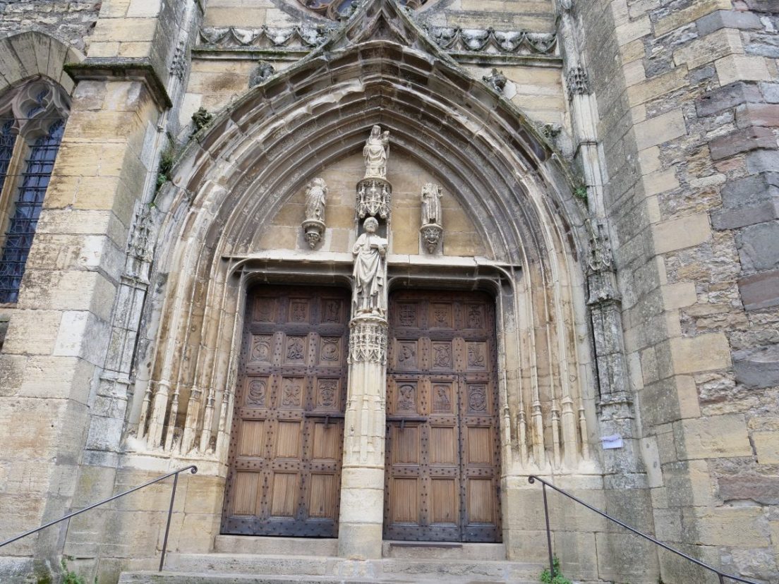 l'entrée de l'église de Saint-Côme d'Olt