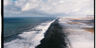En Islande, une magnifique plage de sable noir
