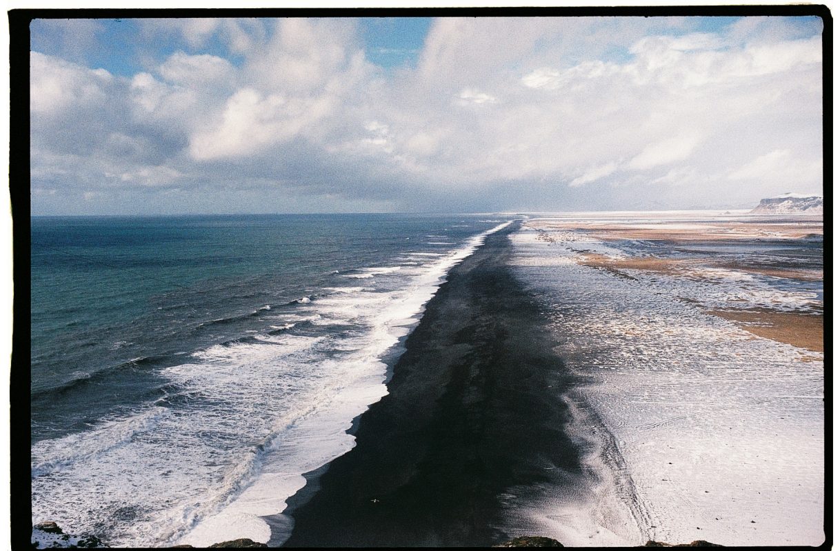 En Islande, une magnifique plage de sable noir