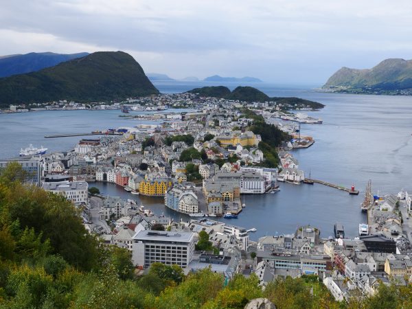 Une vue sur le centre ville et le port d'Alesund