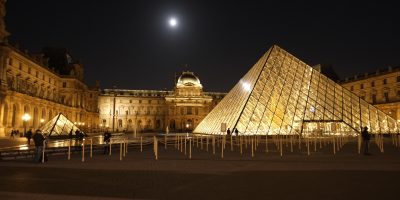 La pyramide du Louvre de nuit