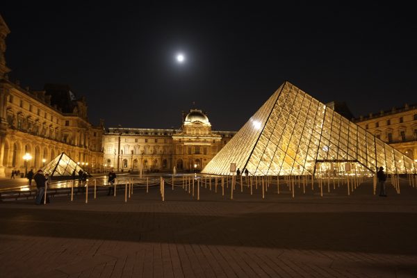 La pyramide du Louvre de nuit