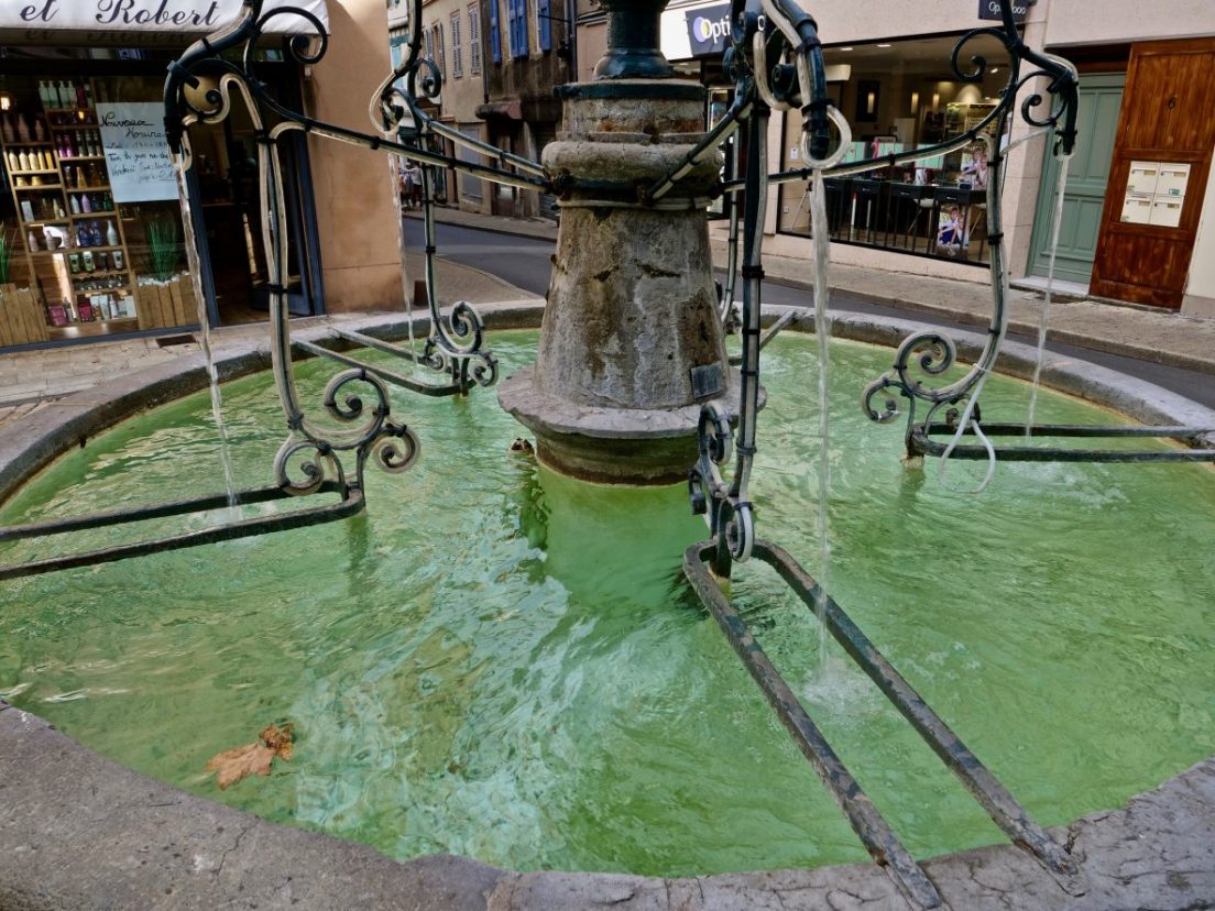 Une fontaine datant du XIV ème siècle