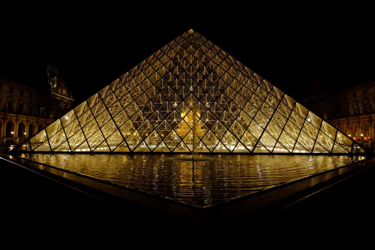La Pyramide du Louvre de nuit 