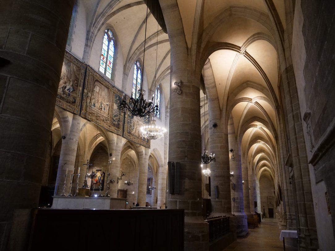 La vue de l'intérieur de la cathédrale Notre-Dame 