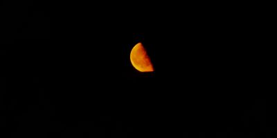 Une Lune rouge