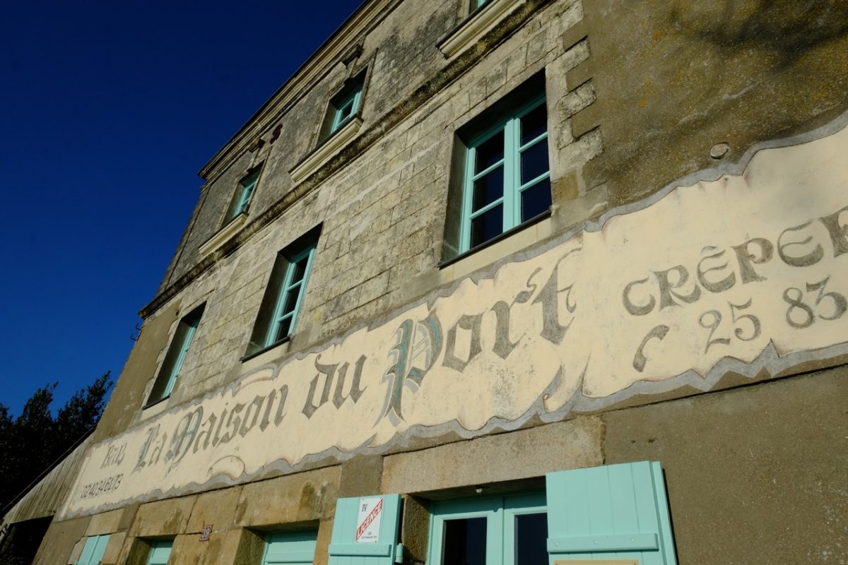 Un plan serré sur la façade originale de la Maison du port, de Lavau-sur-Loire