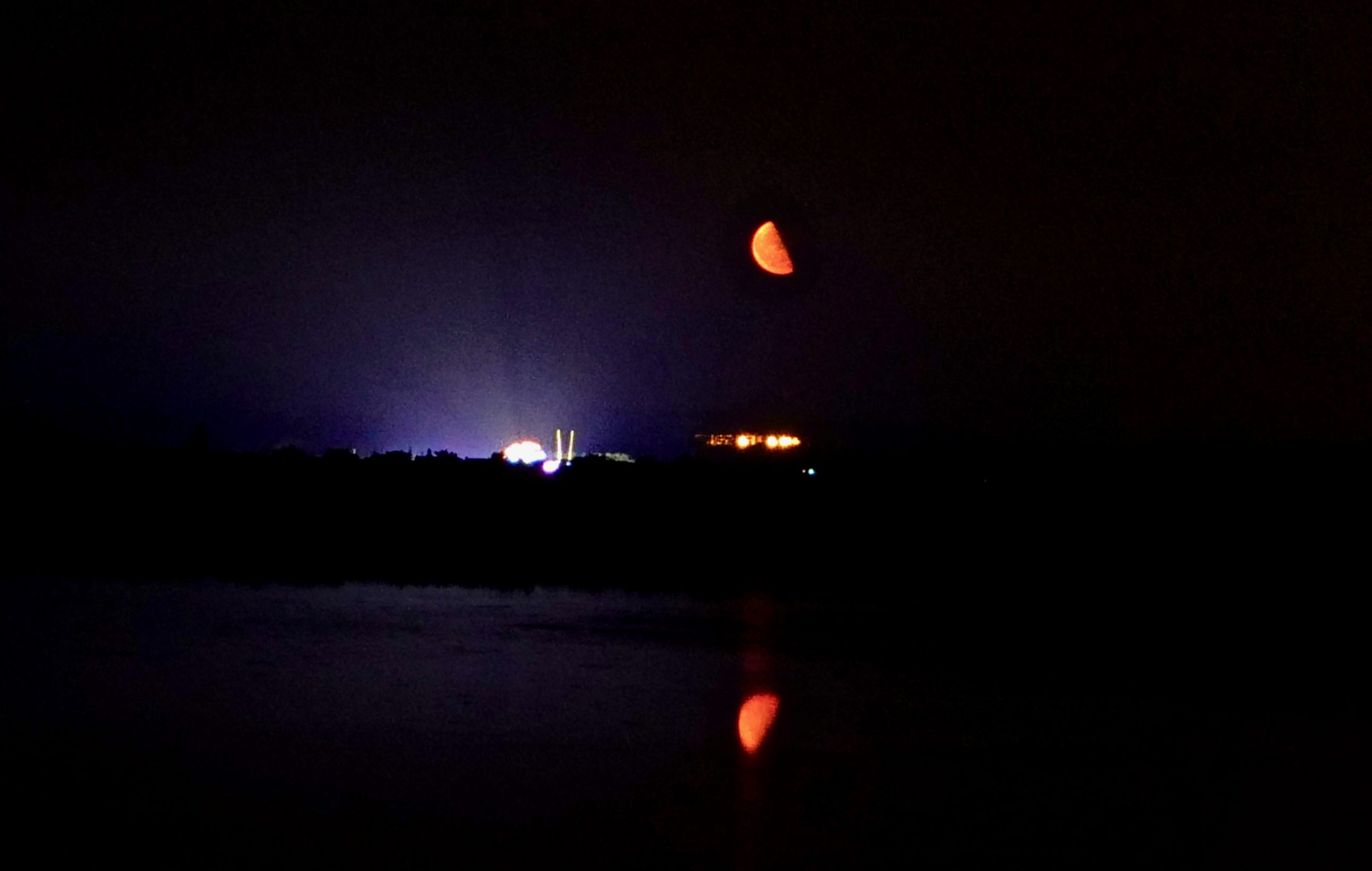 Une lune rouge e début de nuit